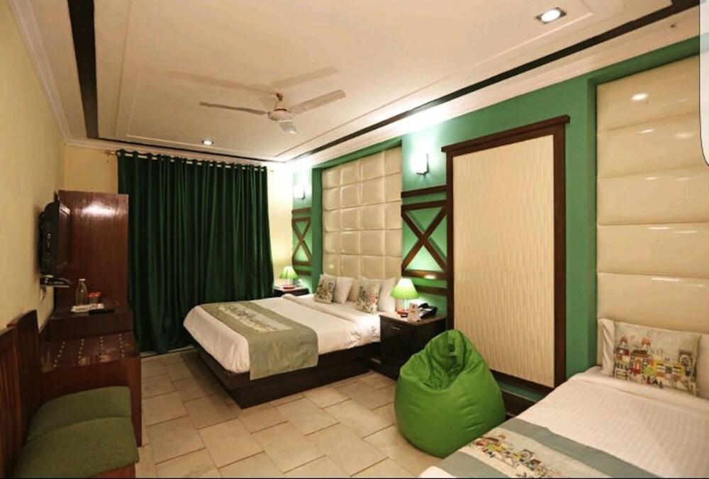 Hotel Unistar Ню Делхи Екстериор снимка