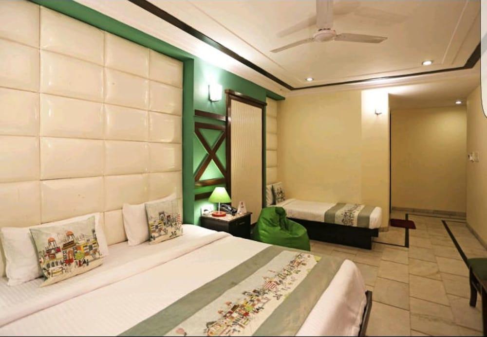 Hotel Unistar Ню Делхи Екстериор снимка