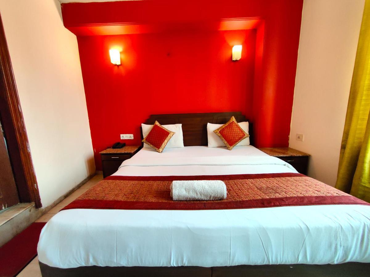 Hotel Unistar Ню Делхи Екстериор снимка
