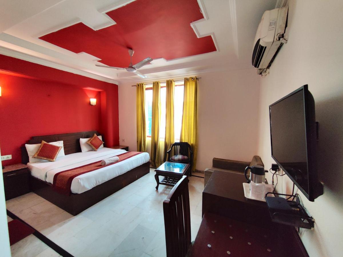 Hotel Unistar Ню Делхи Екстериор снимка