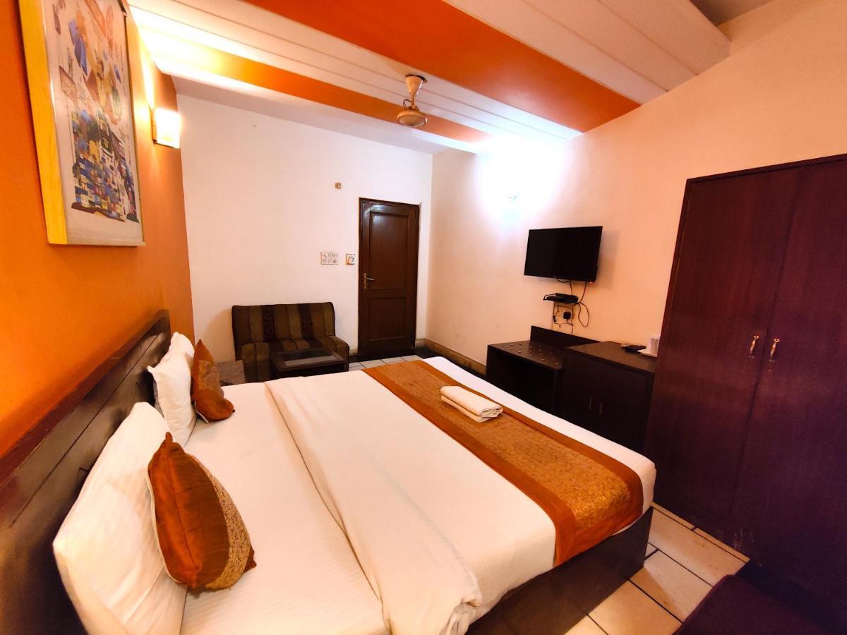 Hotel Unistar Ню Делхи Екстериор снимка