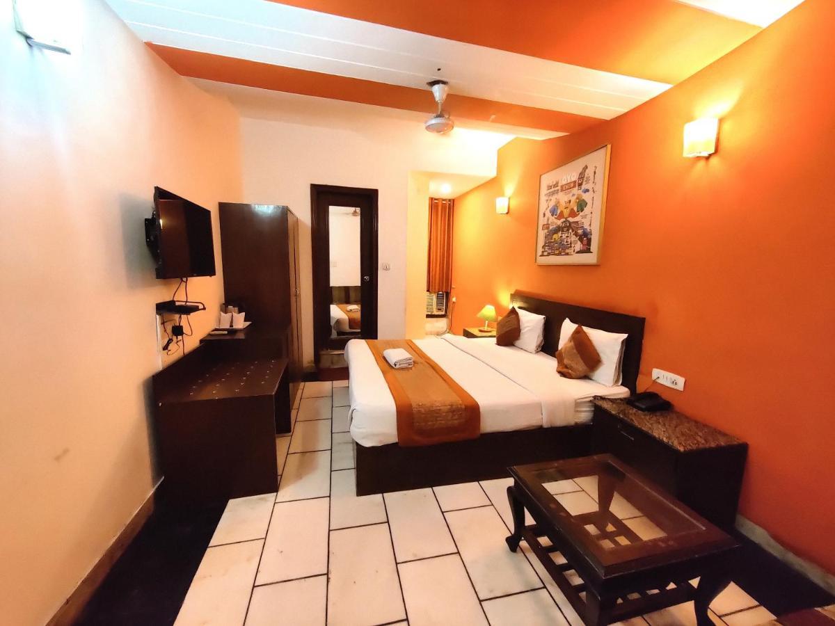 Hotel Unistar Ню Делхи Екстериор снимка