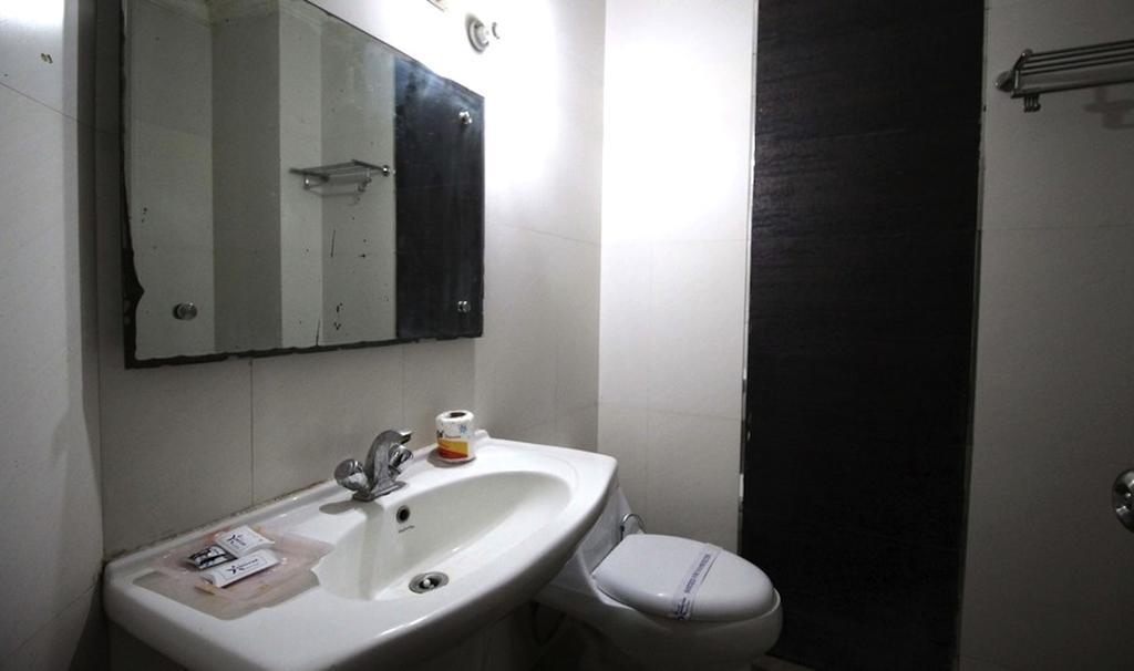 Hotel Unistar Ню Делхи Екстериор снимка