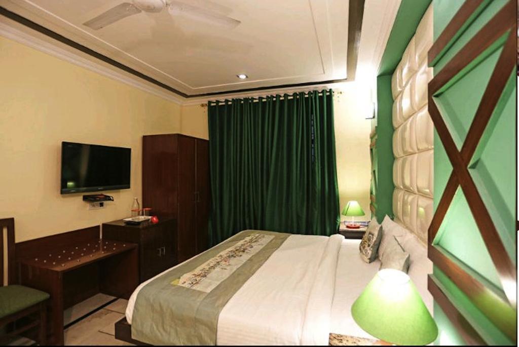 Hotel Unistar Ню Делхи Екстериор снимка