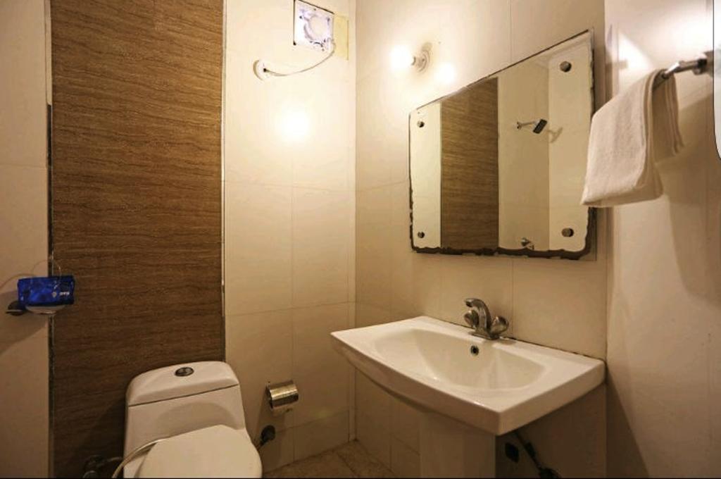 Hotel Unistar Ню Делхи Екстериор снимка