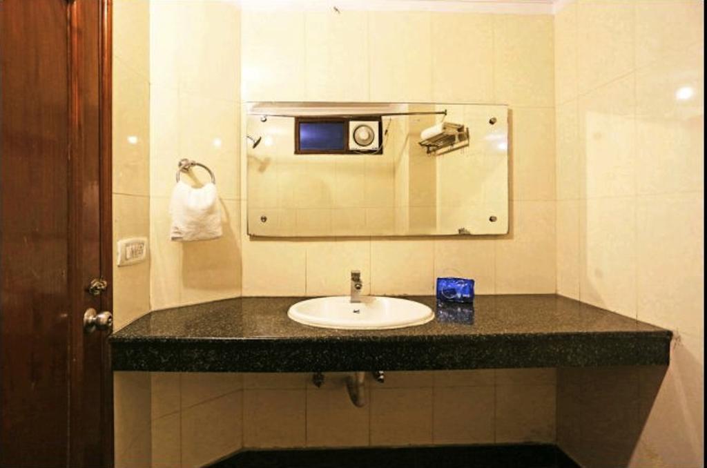 Hotel Unistar Ню Делхи Екстериор снимка