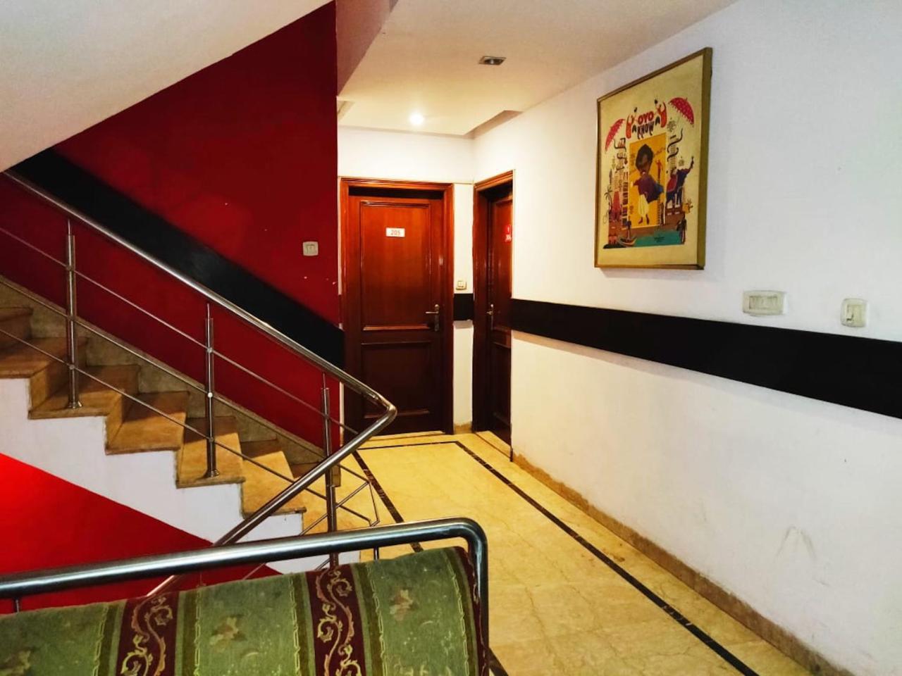 Hotel Unistar Ню Делхи Екстериор снимка