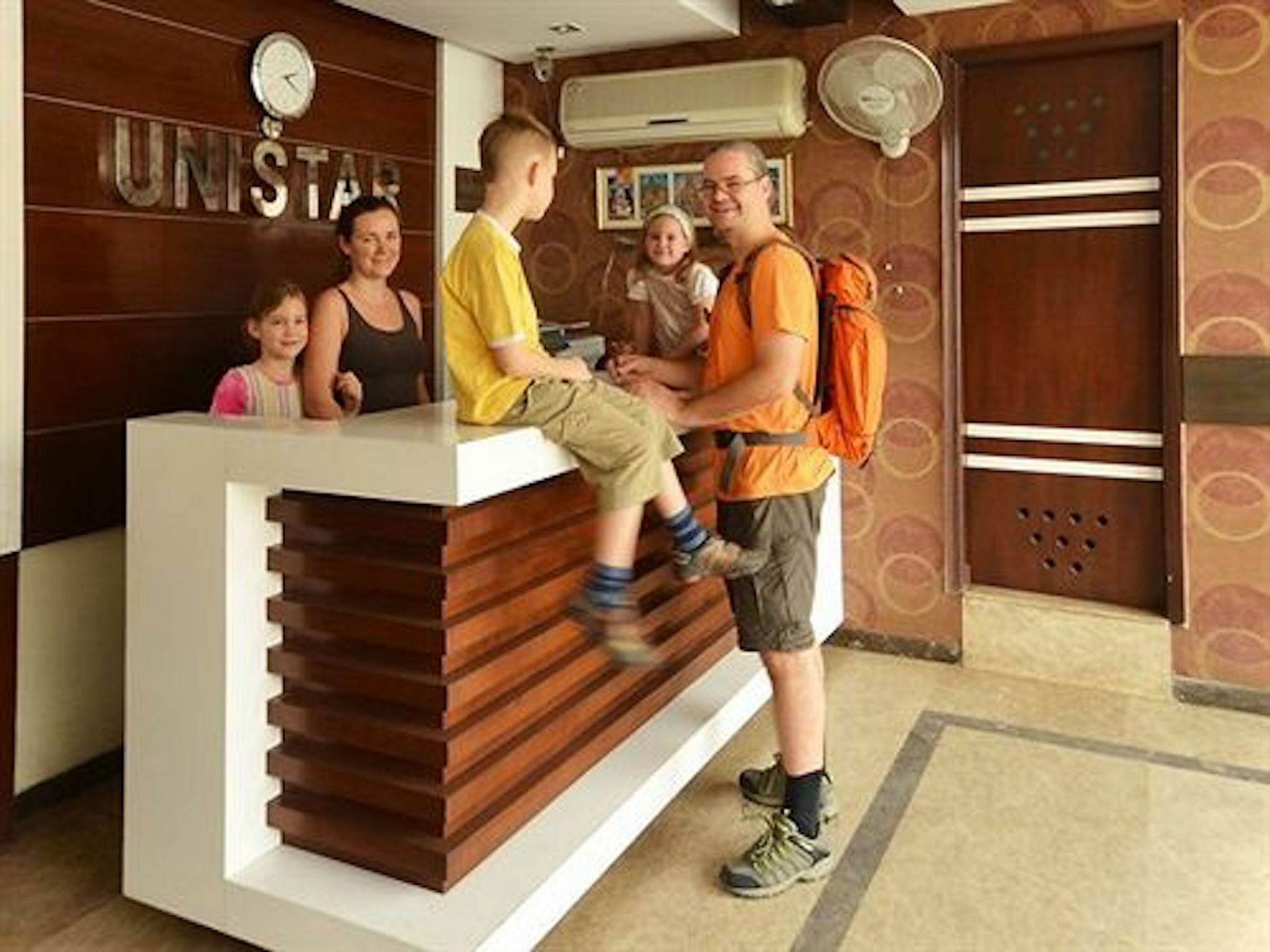 Hotel Unistar Ню Делхи Екстериор снимка