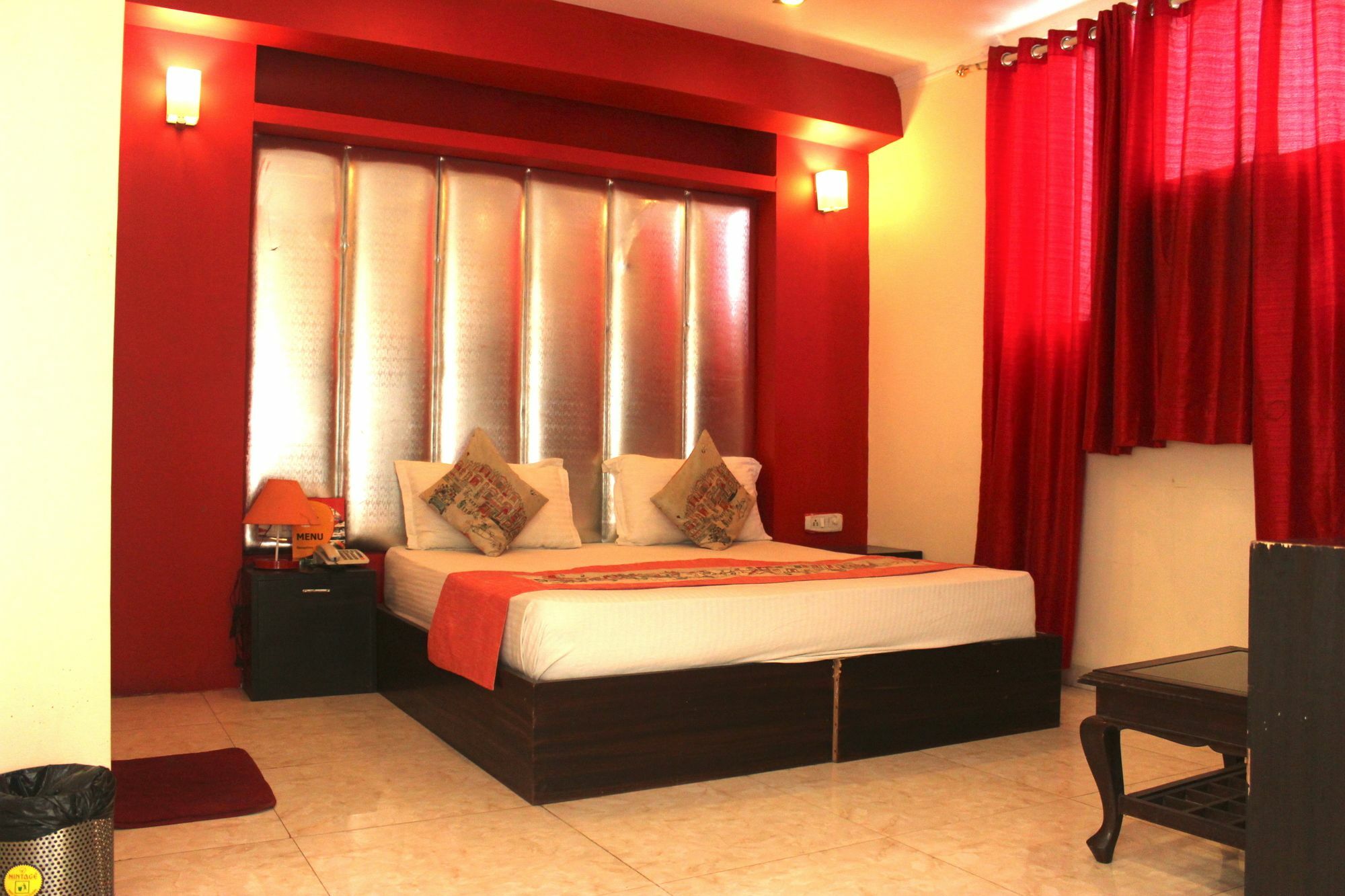 Hotel Unistar Ню Делхи Екстериор снимка