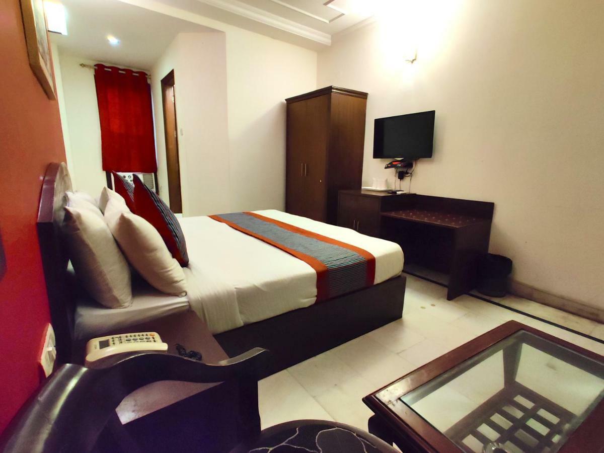Hotel Unistar Ню Делхи Екстериор снимка