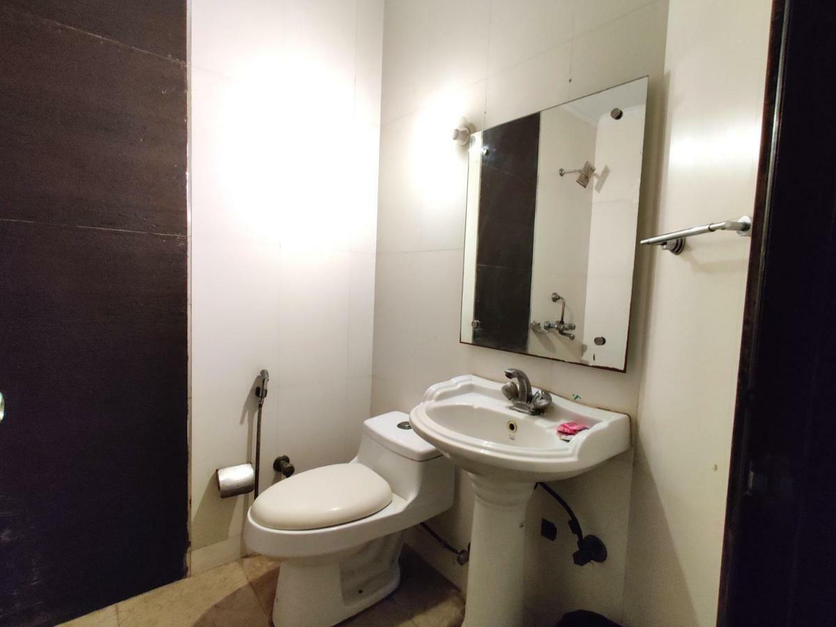 Hotel Unistar Ню Делхи Екстериор снимка