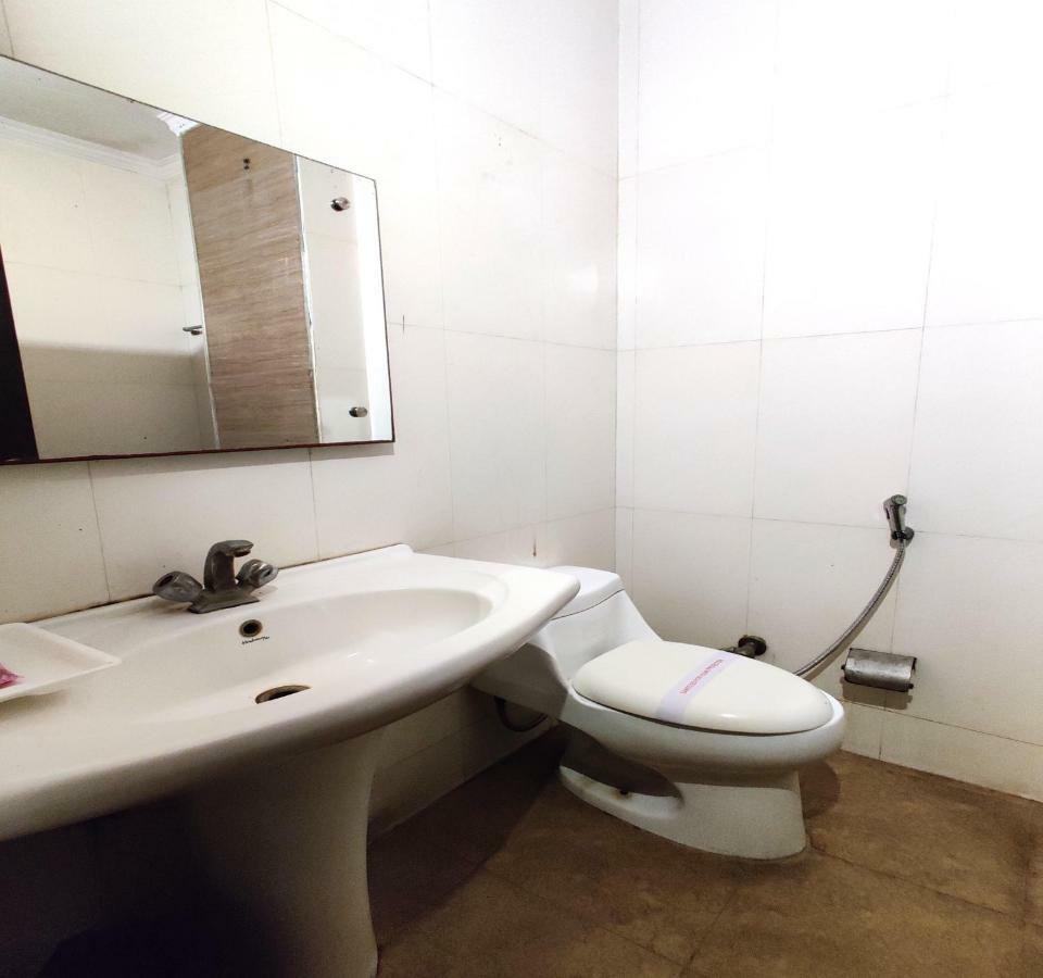 Hotel Unistar Ню Делхи Екстериор снимка