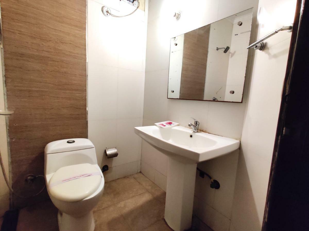 Hotel Unistar Ню Делхи Екстериор снимка