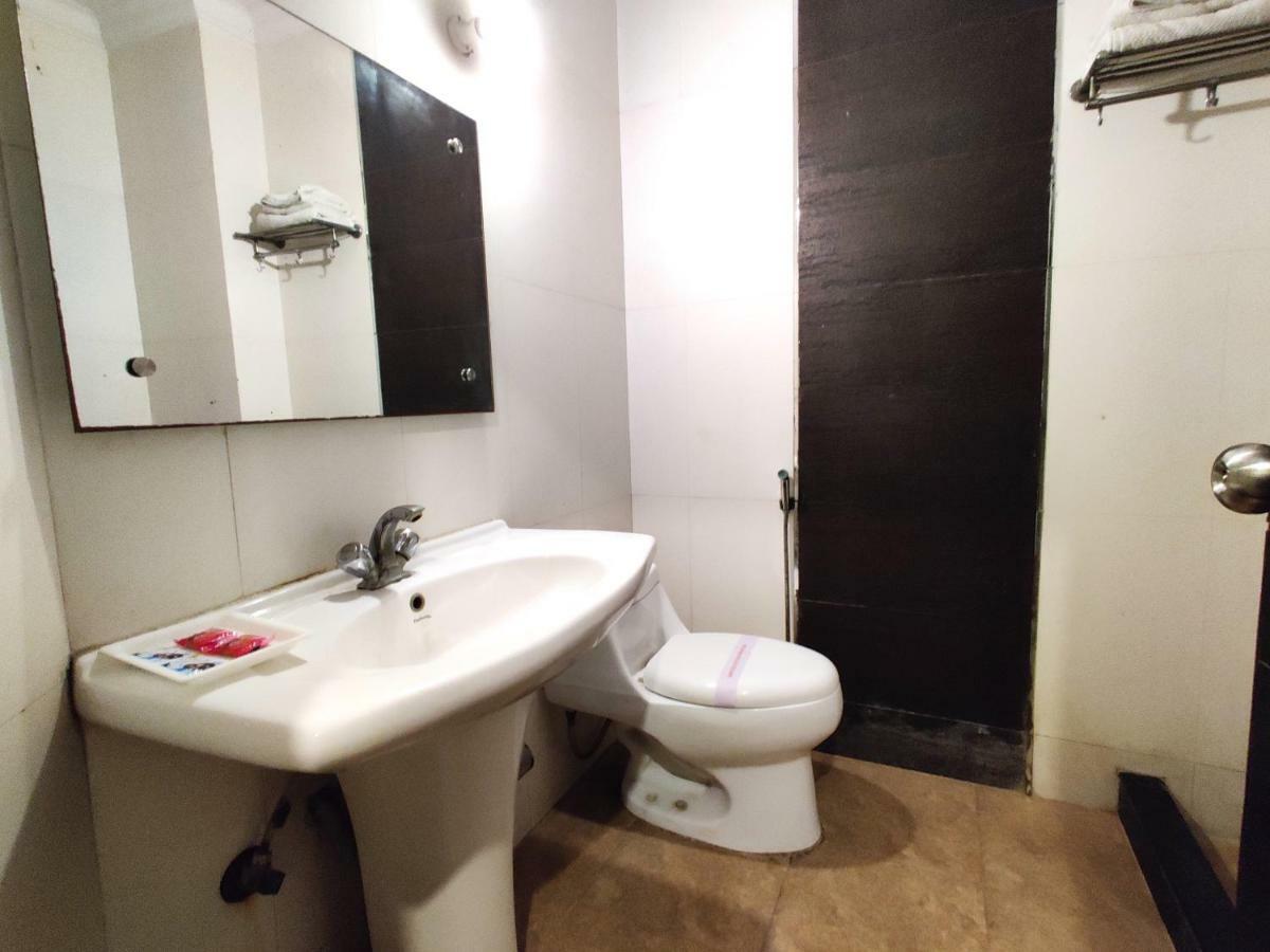 Hotel Unistar Ню Делхи Екстериор снимка